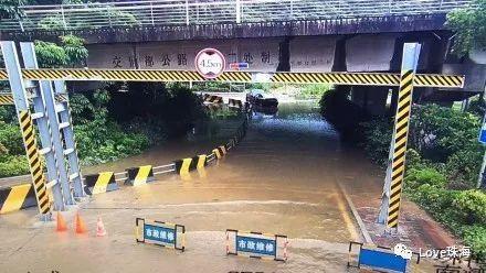 带伞吃瓜群众,带伞群众的独特视角 第2张 带伞吃瓜群众,带伞群众的独特视角 第2张