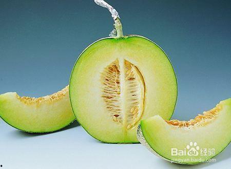 小孩瓜地吃甜瓜,小瓜娃子甜瓜园里的欢乐时光  第2张