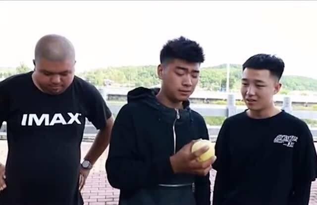 街头采访吃瓜给钱,金钱与八卦的诱惑