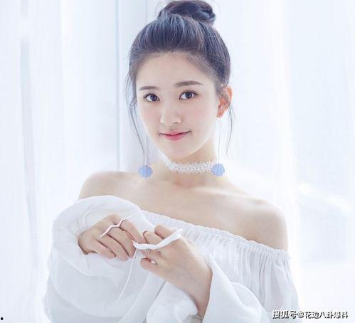 圆脸小花吃瓜,圆脸小花畅享夏日吃瓜盛宴