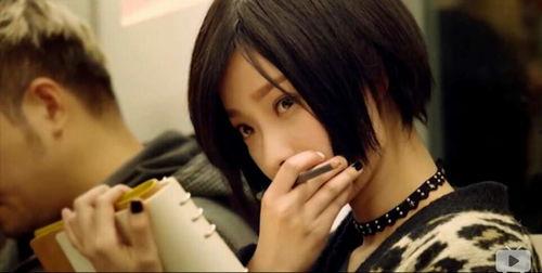 圆脸小花吃瓜,圆脸小花畅享夏日吃瓜盛宴